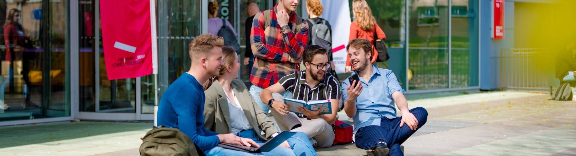 meerdere studenten buiten de campus