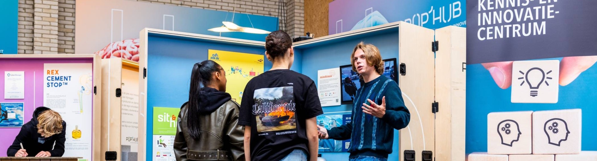 Student-ondernemers geven uitleg over innovaties die tentoongesteld worden in de PopHub onderdeel van het Ondernemerslab Nijmegen