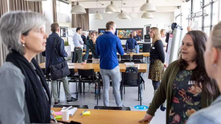 Presentatie van verschillende initiatieven voor duurzame bedrijfsvoering, tijdens de markt op HAN Unexpected slim schoon sociaal