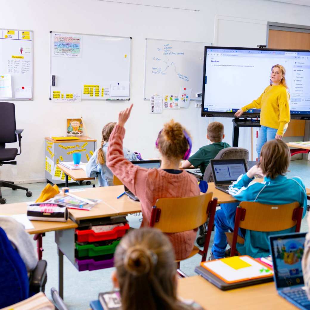 Juf geeft instructie aan de klas