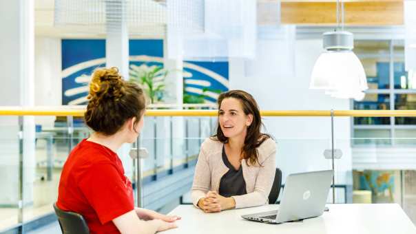 docent lach naar student tijdens twee gesprek