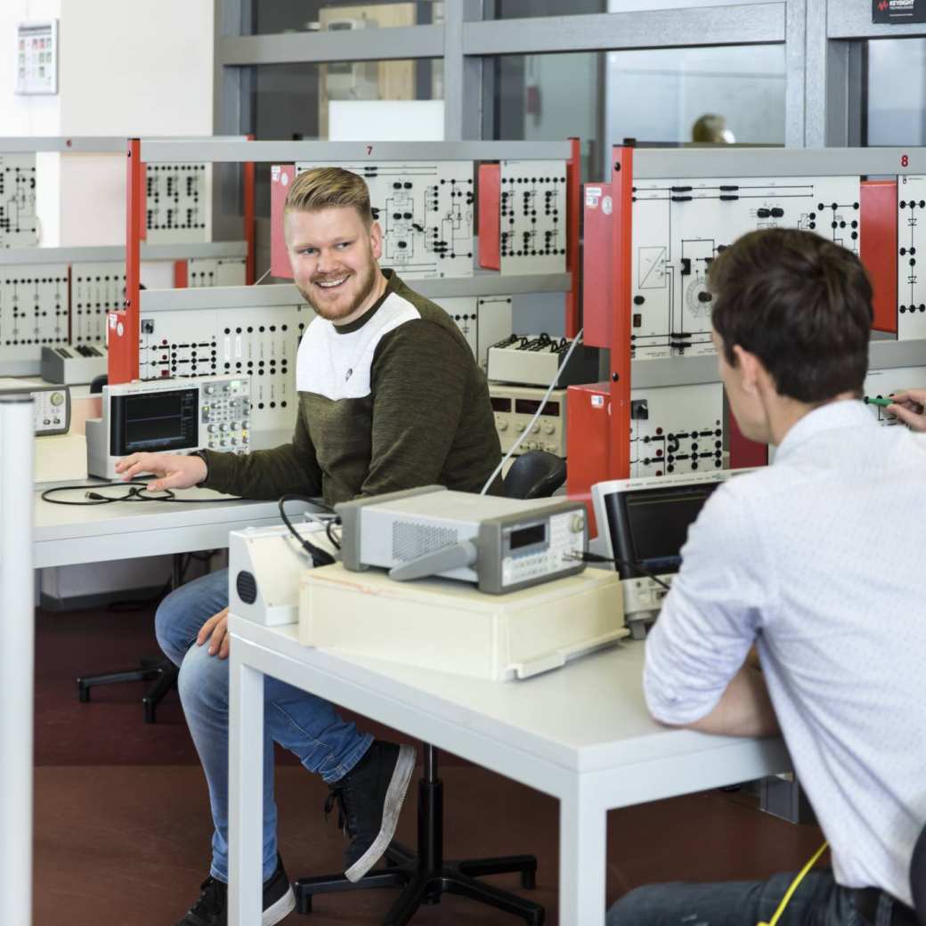 deeltijd cursisten overleggen in praktijklokaal simuatie