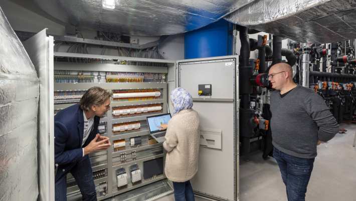 Gebouwgebonden Installatietechniek docent Ron met Syrische student