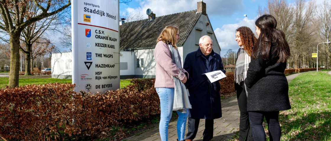 luisteren aandachtig naar verhalen uit het verleden