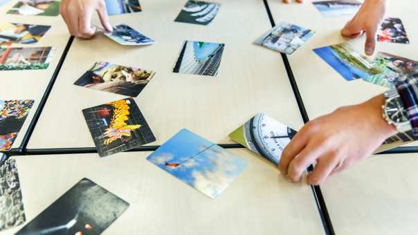 3 handen kiezen foto van tafel