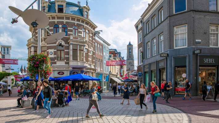 Arnhem winkelstraat met kerk