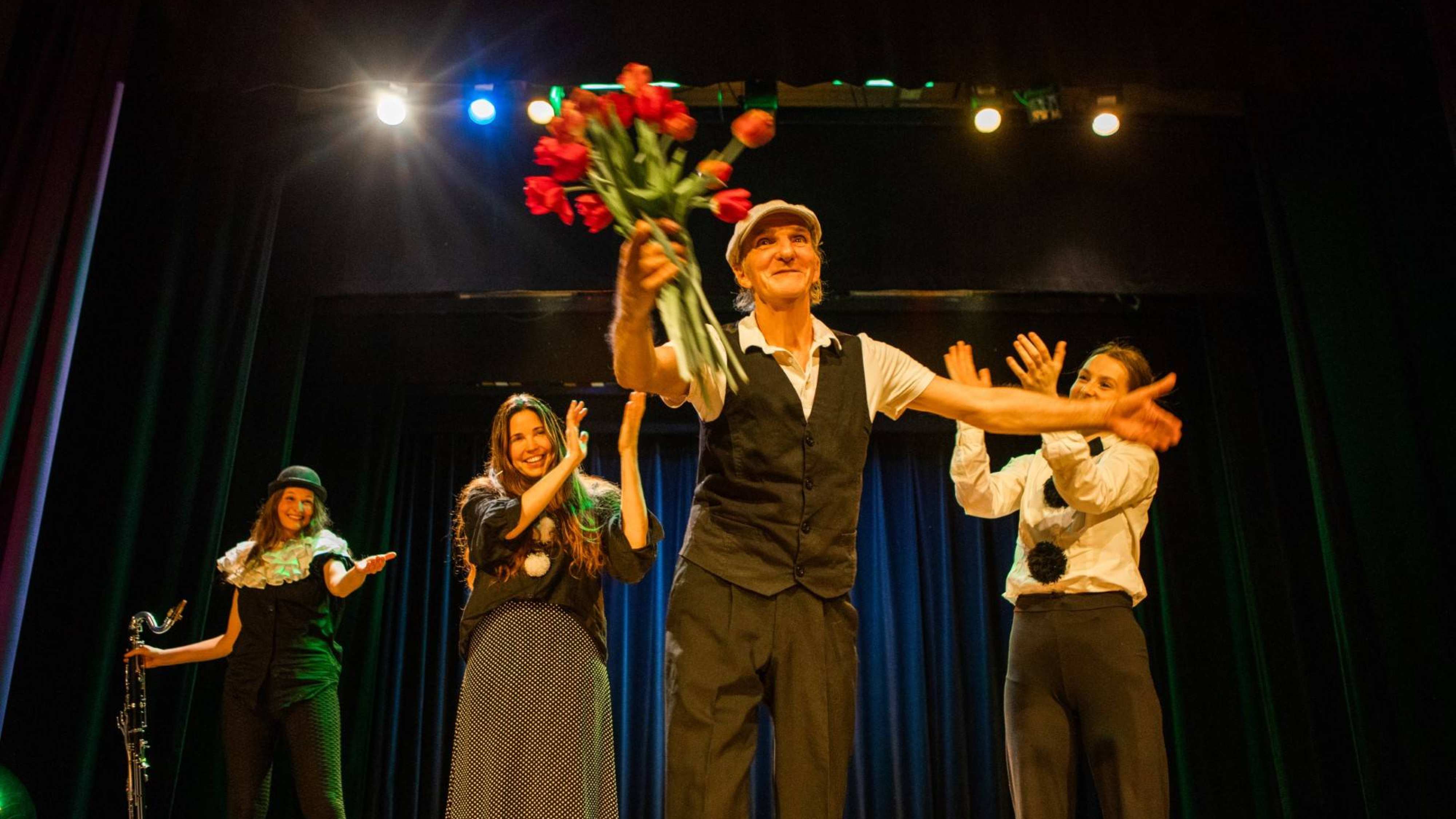 Acteurs repeteren op het podium voor theatervoorstelling