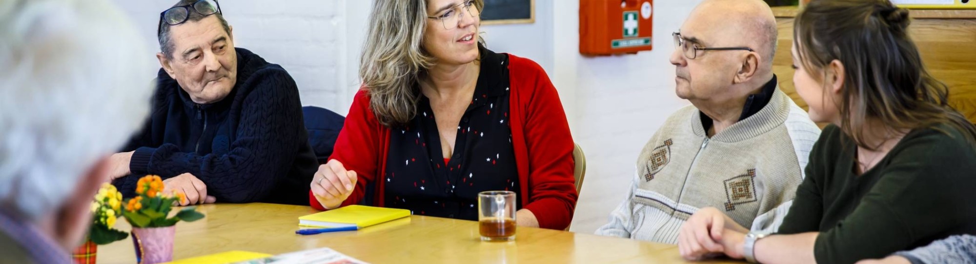 wijkatelier lindenholt- groep aan tafel docente in het midden