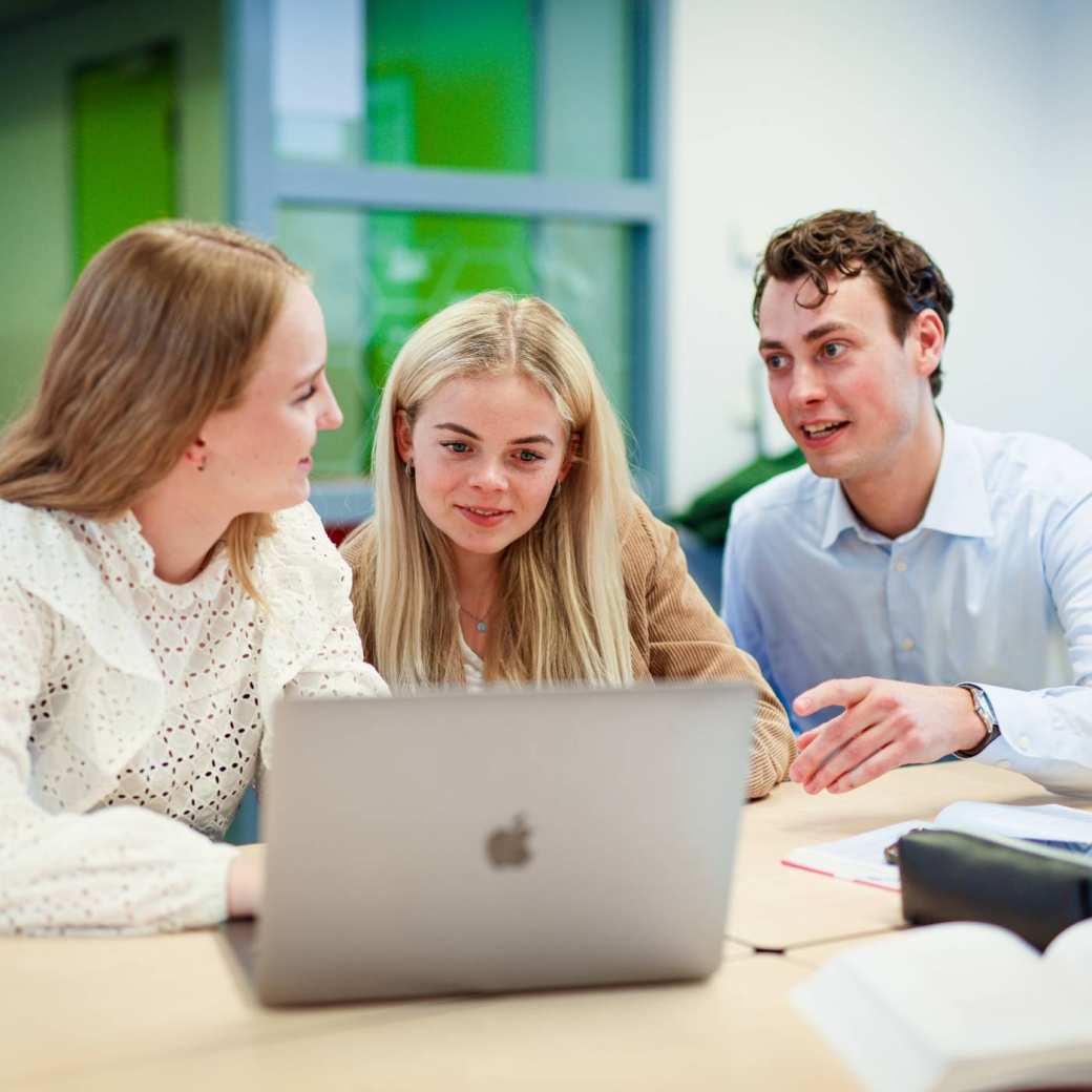 HRM docent en studenten in gesprek, foto 3382