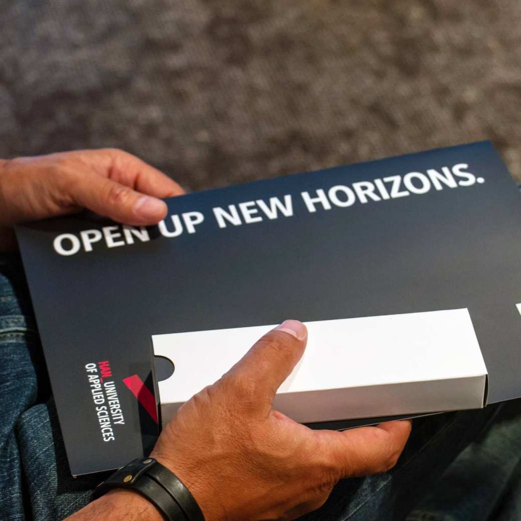 illustratie zwarte omslagmap met opdruk open up new horizons