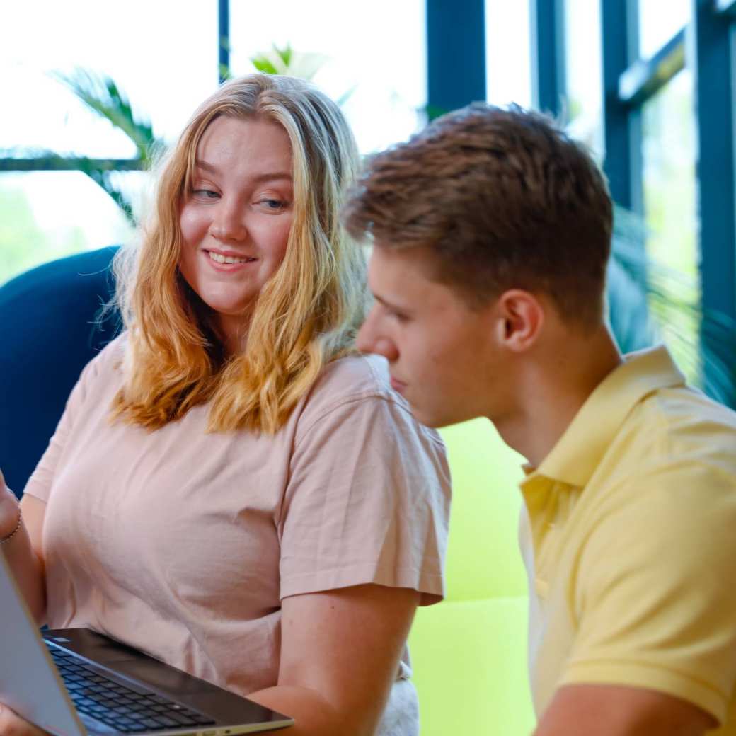 student man en vrouw overleg