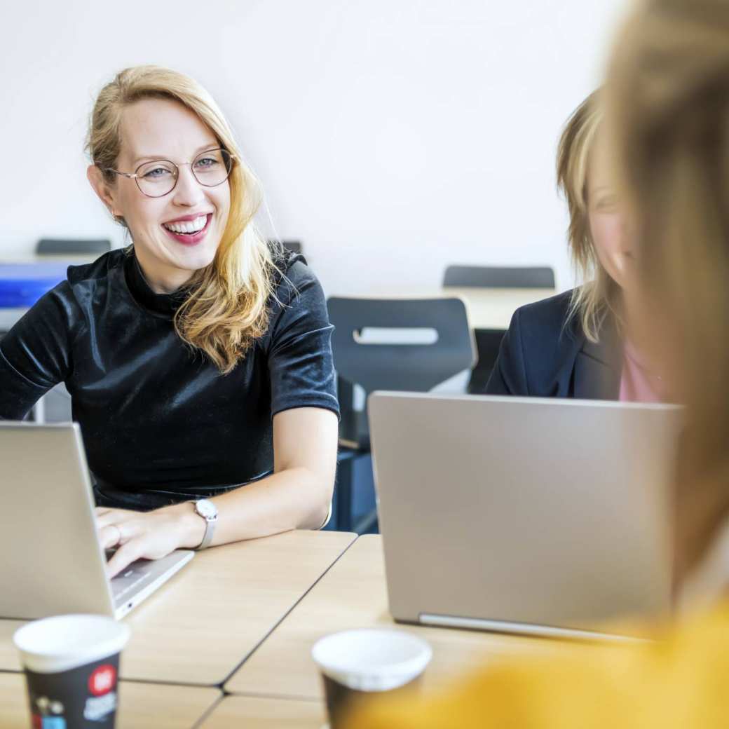 deeltijdstudenten HBO-ICT bekijken computer