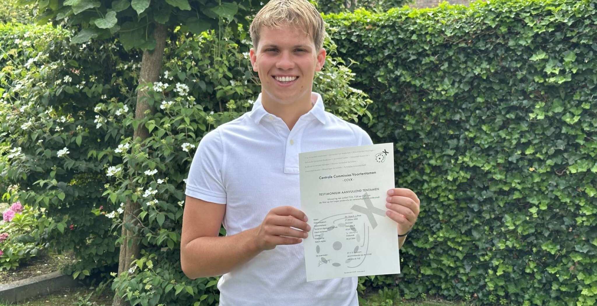 Guus Roos studeert Technische Bedrijfskunde aan de HAN en toont met trots zijn behaalde certificaat in wiskunde B op pre-universitair niveau.