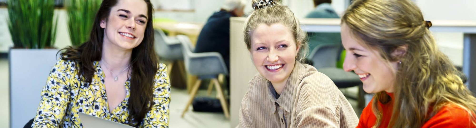 drie studenten met twee laptops