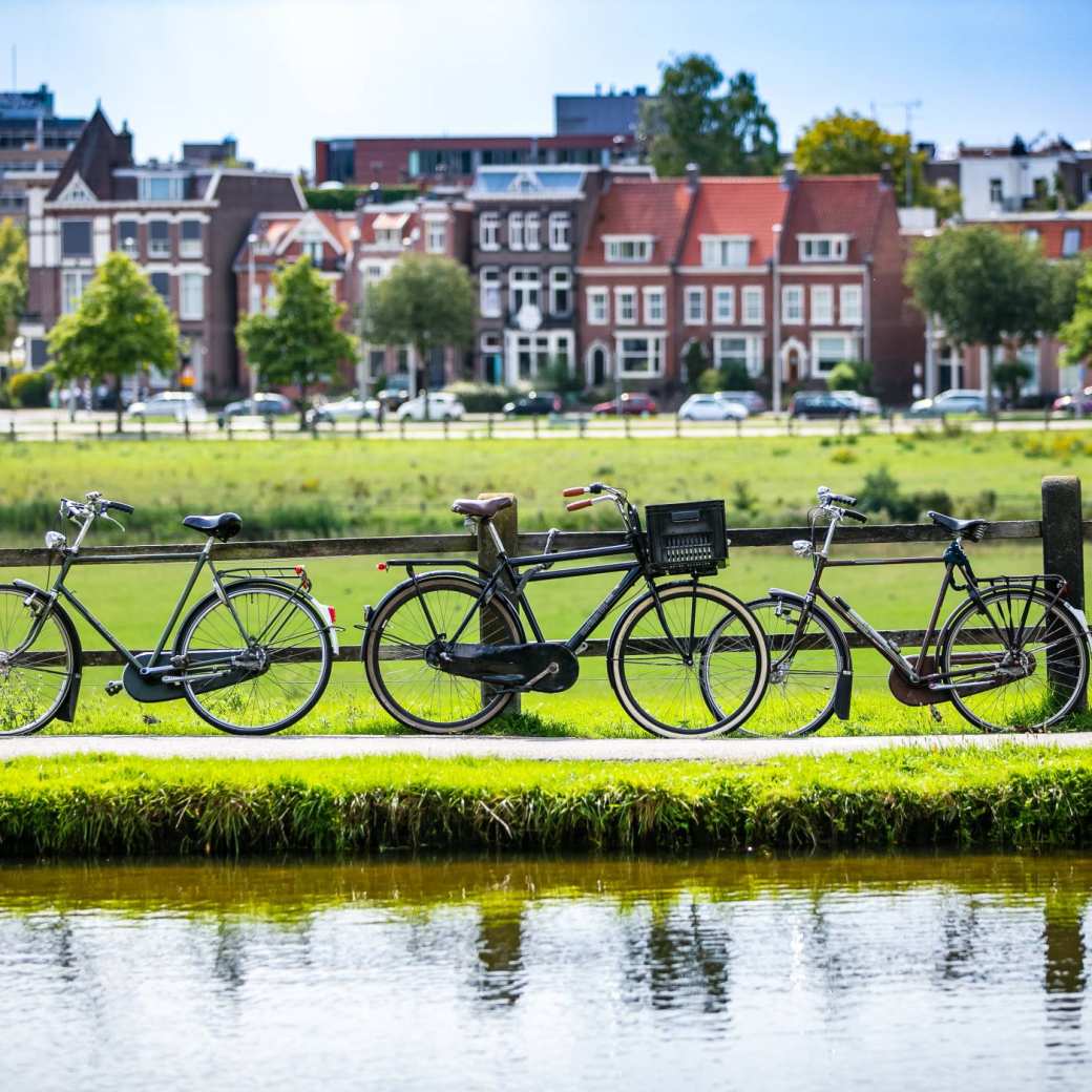 fietsen bij het water