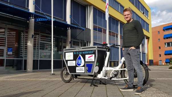 hybride waterstof elektrische bakfiets met Mika Damen student Embedded Systems Engineering voor gebouw Ruitenberglaan 29