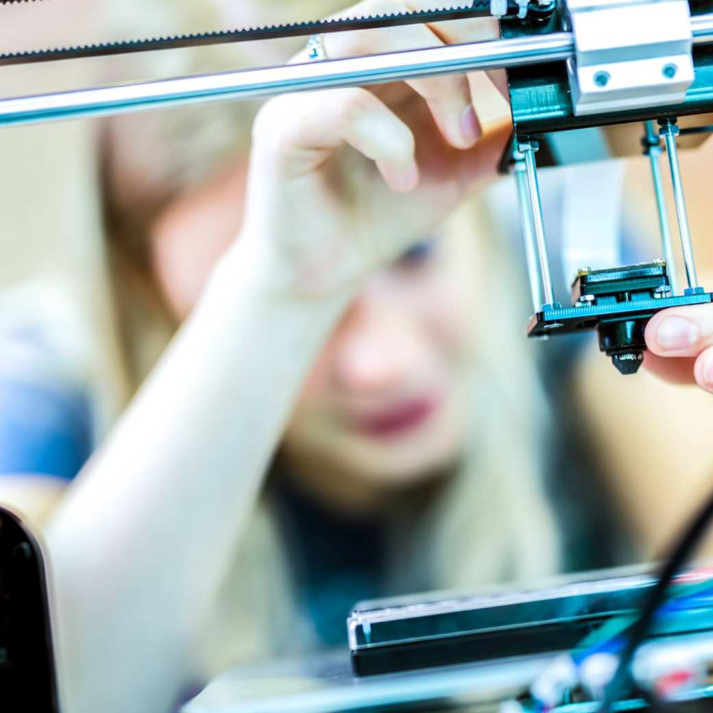 Student in het lab met een 3D-printer.