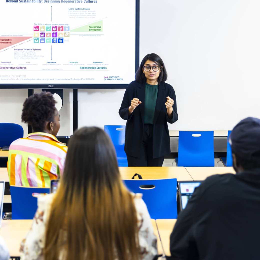 HAN students listening to a lecture about sustainability