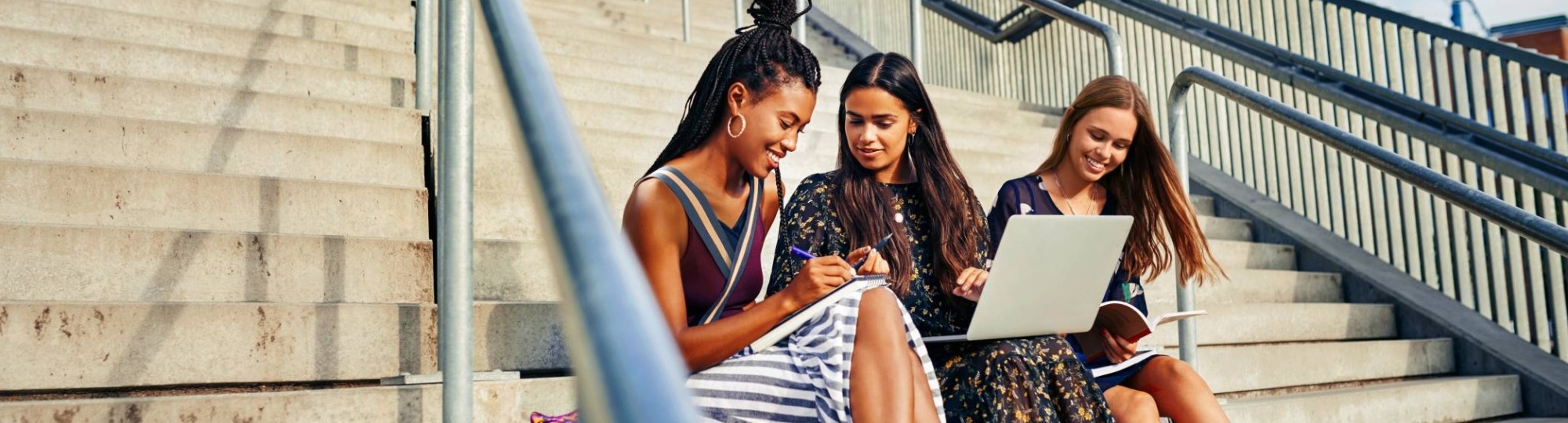 Studenten op trap met laptop