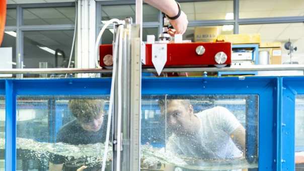 studenten experimenteren in het waterlab