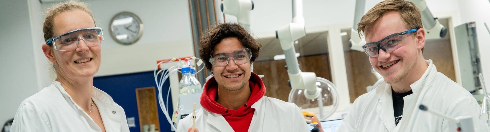 Karin en twee studenten werken binnen HAN BioCentre aan het project Connecting Fibres 