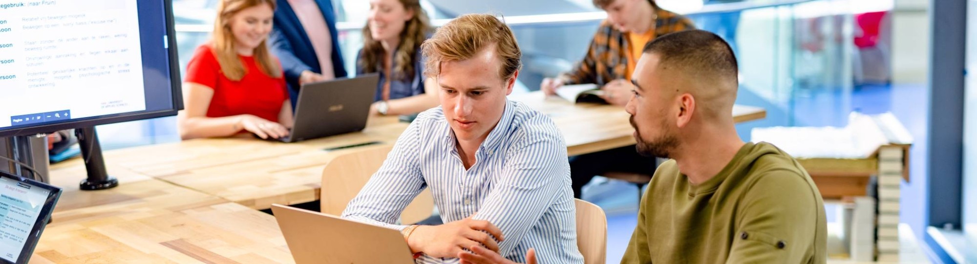 Applied data science studenten werken aan opdracht