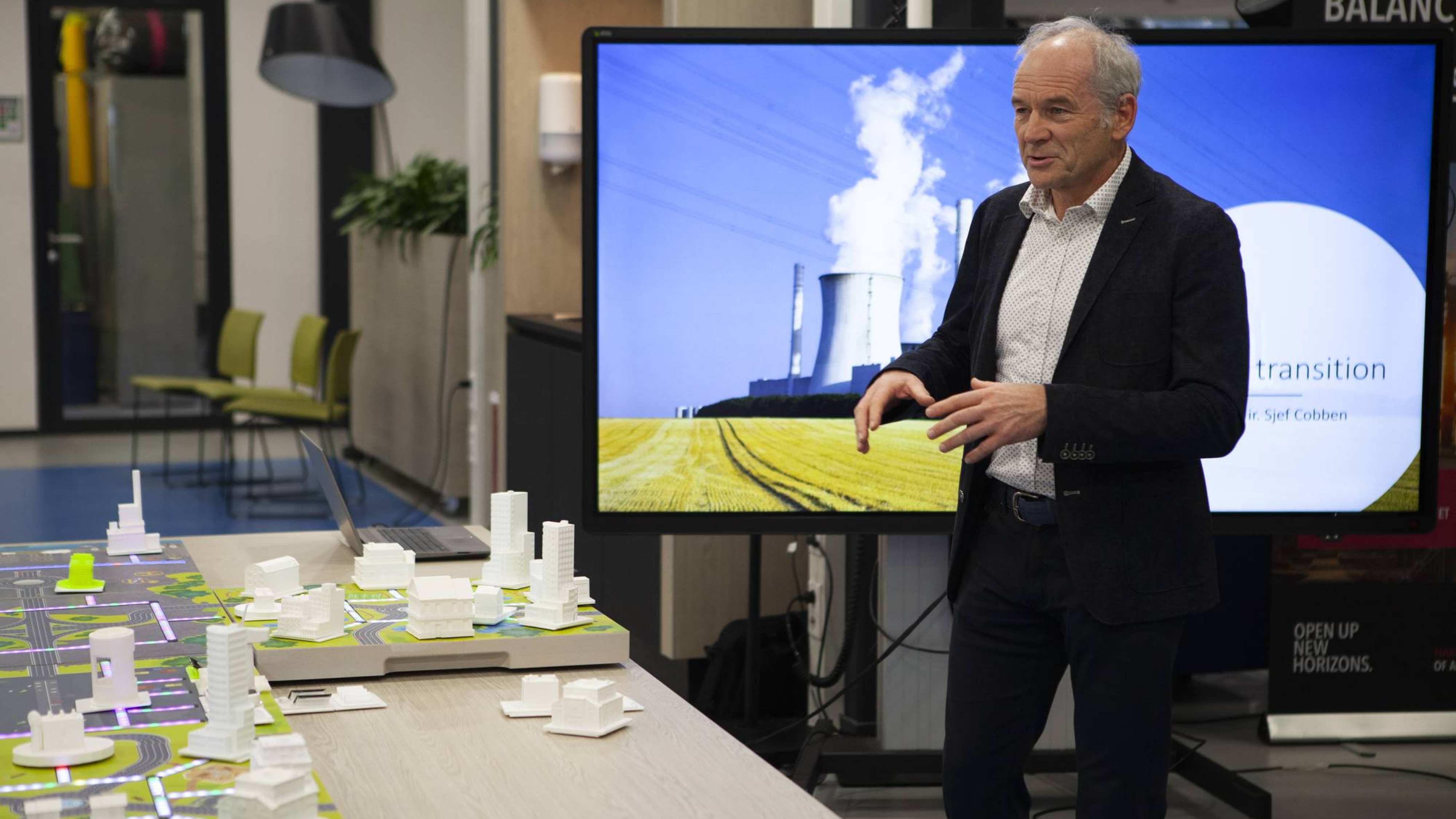 Sjef Cobben bij de presentatie van de Tinus Hammink Tafel