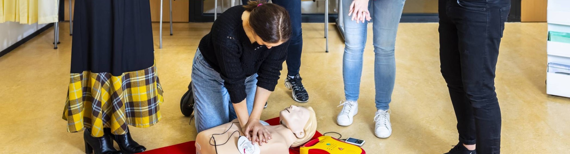 Statushouders volgen een reanimatiecursus (NH)