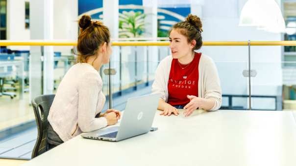 studente praat met docent in twee gesprek