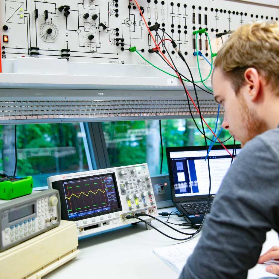 Student werkt aan technische opdracht, embedded engineering, electrical and electronic engineering 