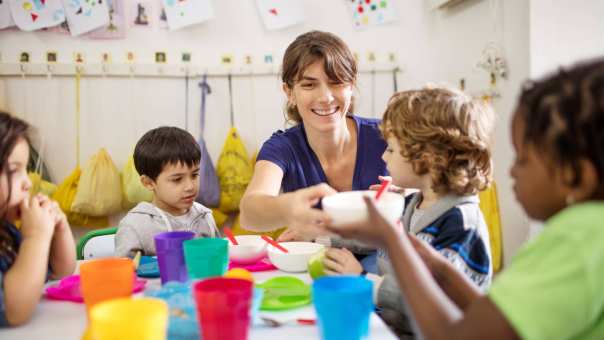 met basisschool kinderen aan tafel tijdens de lunch