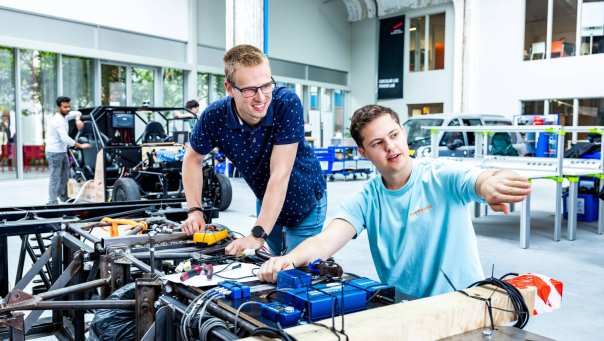 Master Engineering Systems Automotive Systems student geeft uitleg bij de MORE Vehicle.