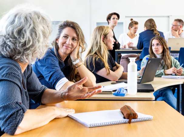 Studenten van de master pedagogiek volgen een les op de groenewoudseweg