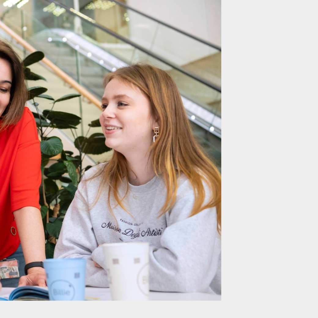 Docent in gesprek met deeltijdstudent.