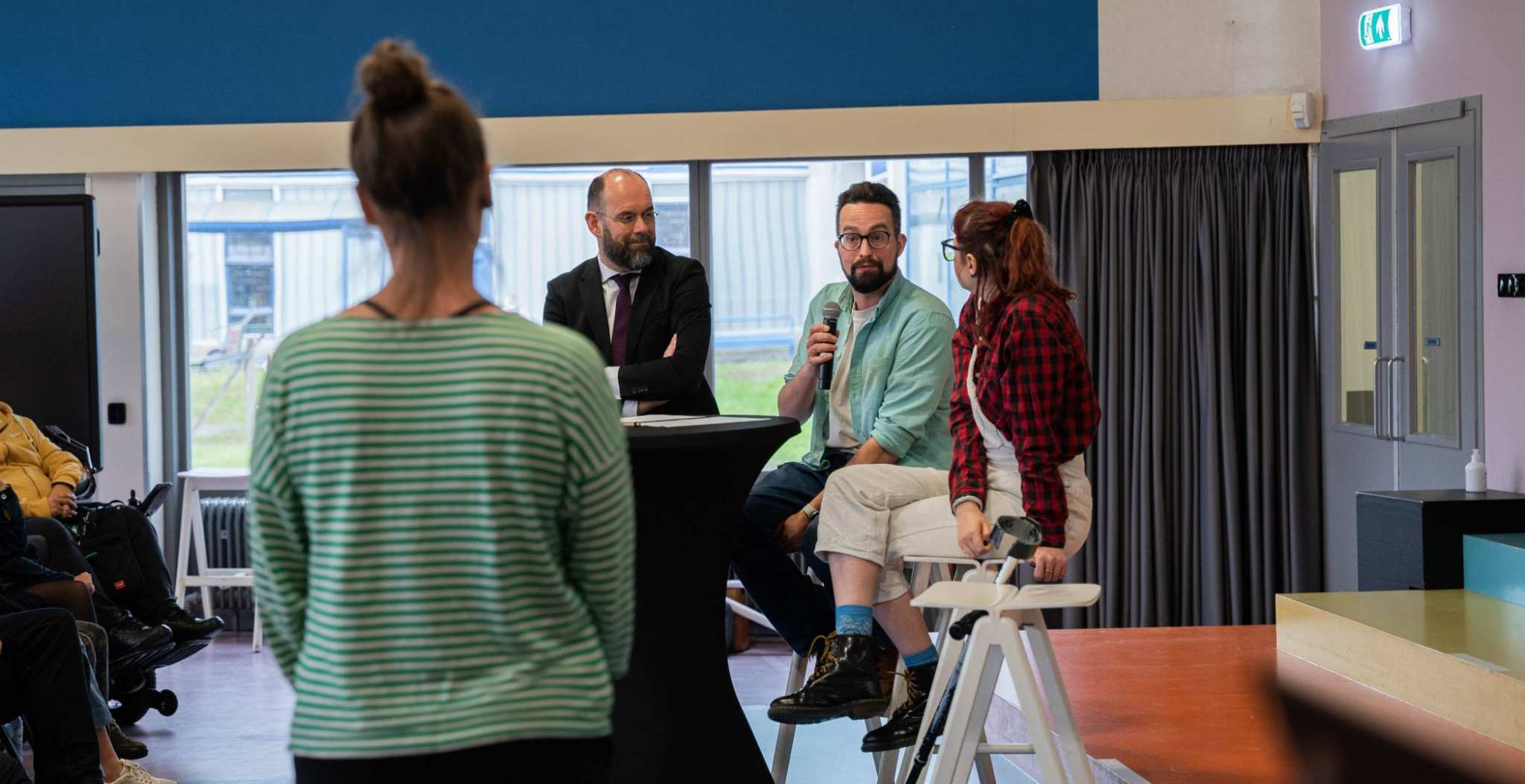 Rob Verhofstad, voorzitter van ons College van Bestuur, in gesprek met studenten over inclusief onderwijs.