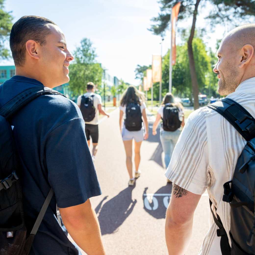 master sport- en beweeginnovatie voltijd antonio en tristan lopen buiten met andere studenten van achter in beeld 2022