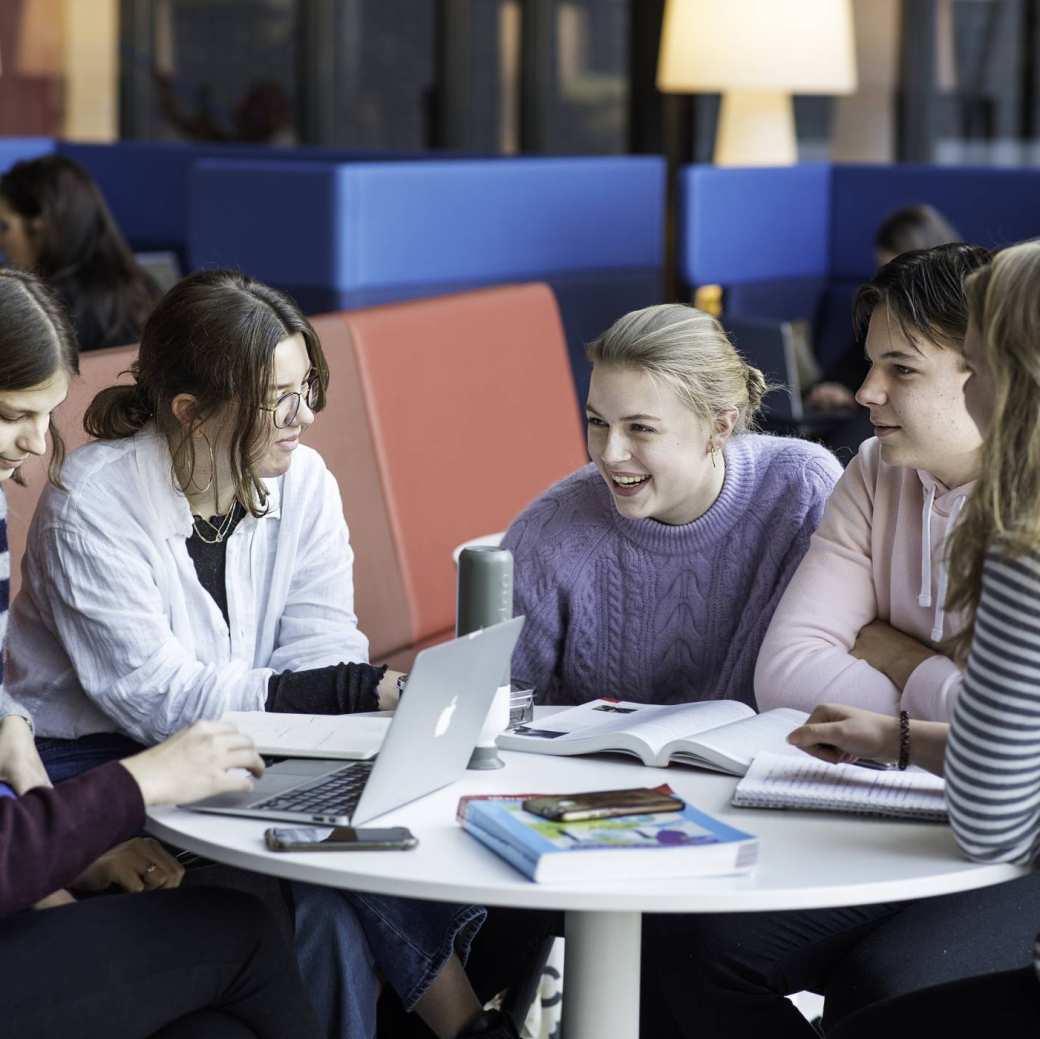 GGM K33 kantine rood zitje groep studenten