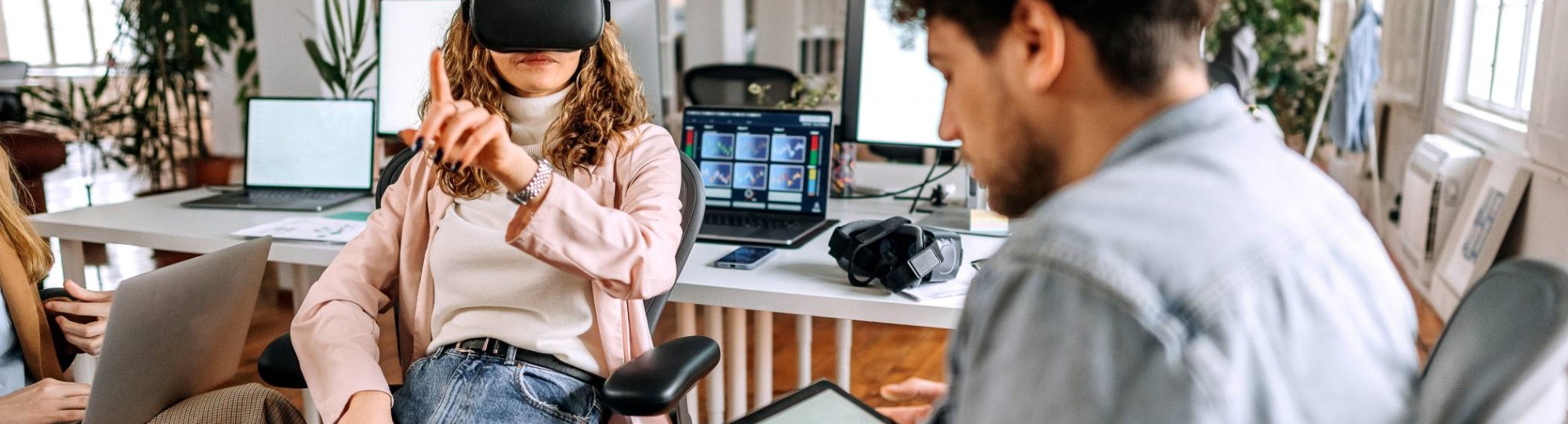 studenten zitten in een kantoortuin met VR bril op