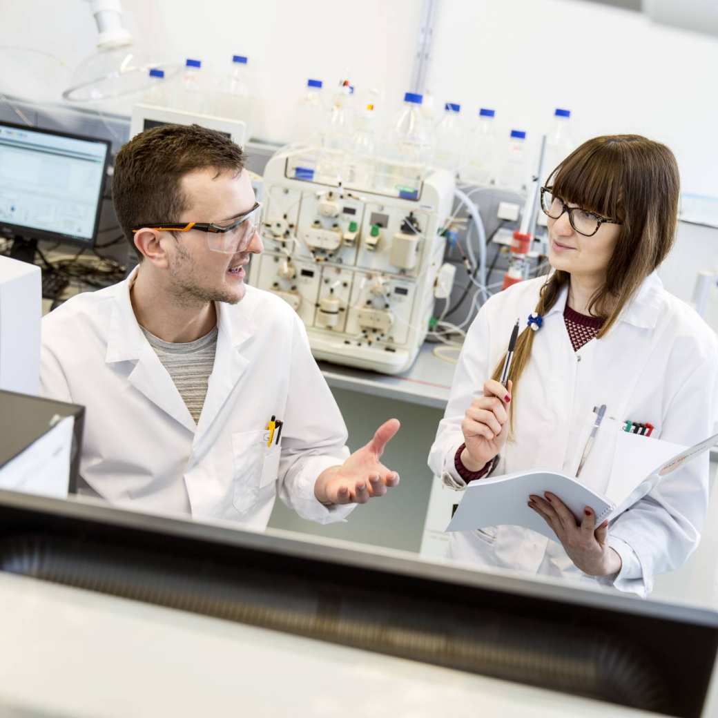 en jongen overleggen in het laboratorium