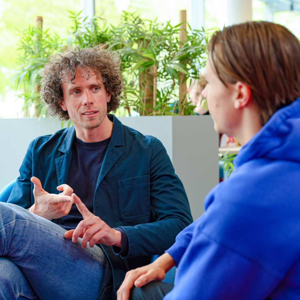 Toegepaste Psychologie TP, foto 2966, docent in gesprek met student