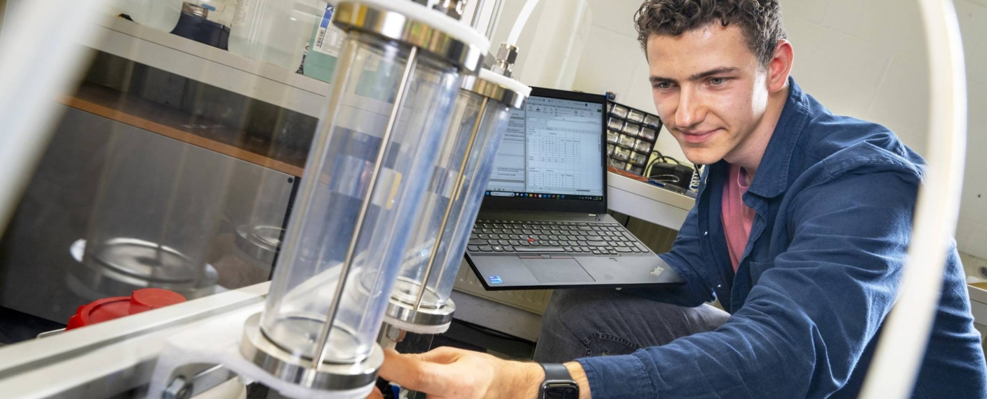 Tim Vianen, student Werktuigbouwkunde, doet onderzoek in het waterstoflab van de HAN.