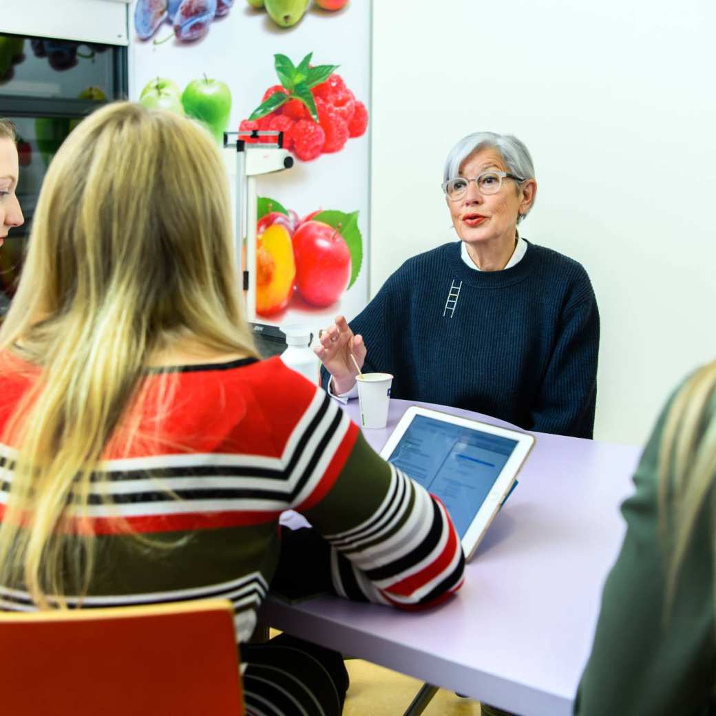 client geeft uitleg aan drie studenten