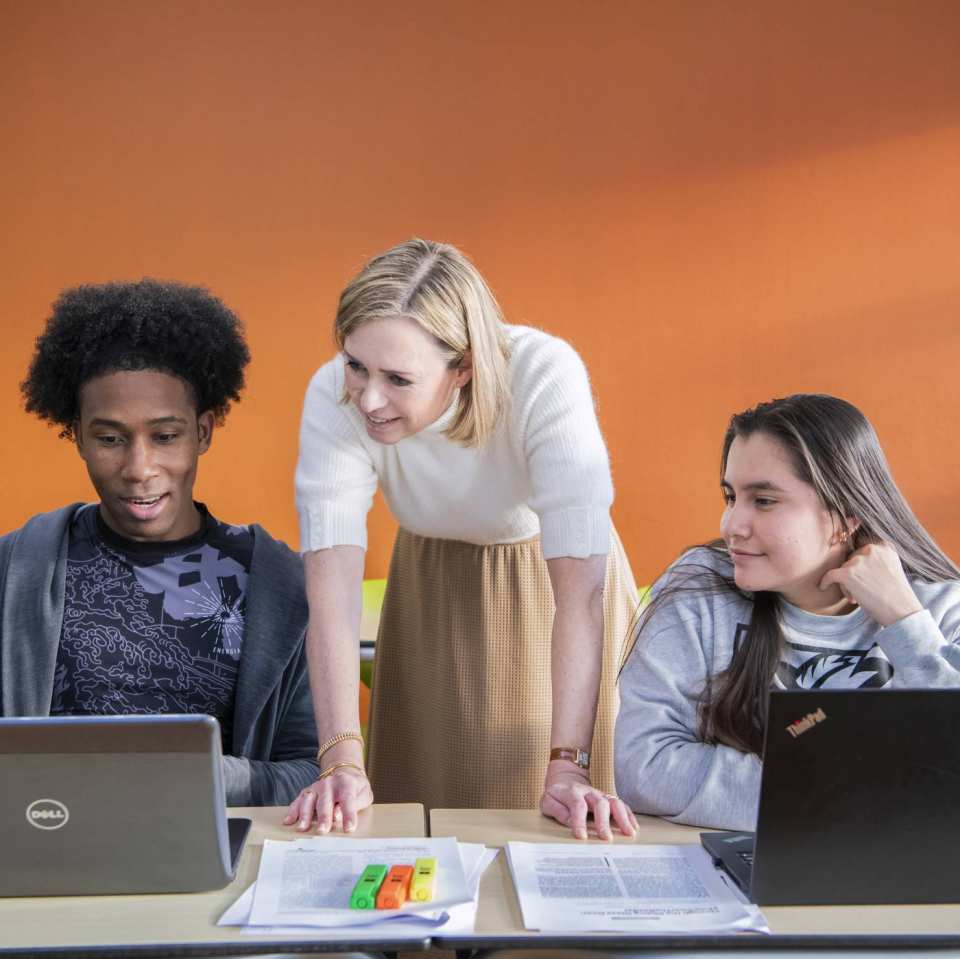 docent met 2 studenten masters lerarenopleidingen Educatie