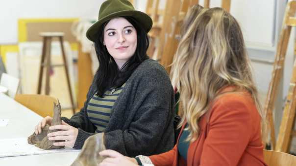 Studenten Master Vaktherapie – Beeldende Therapie – tijdens boetseren.