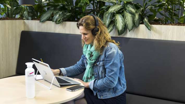 Docent geeft online les op Groenewoudseweg