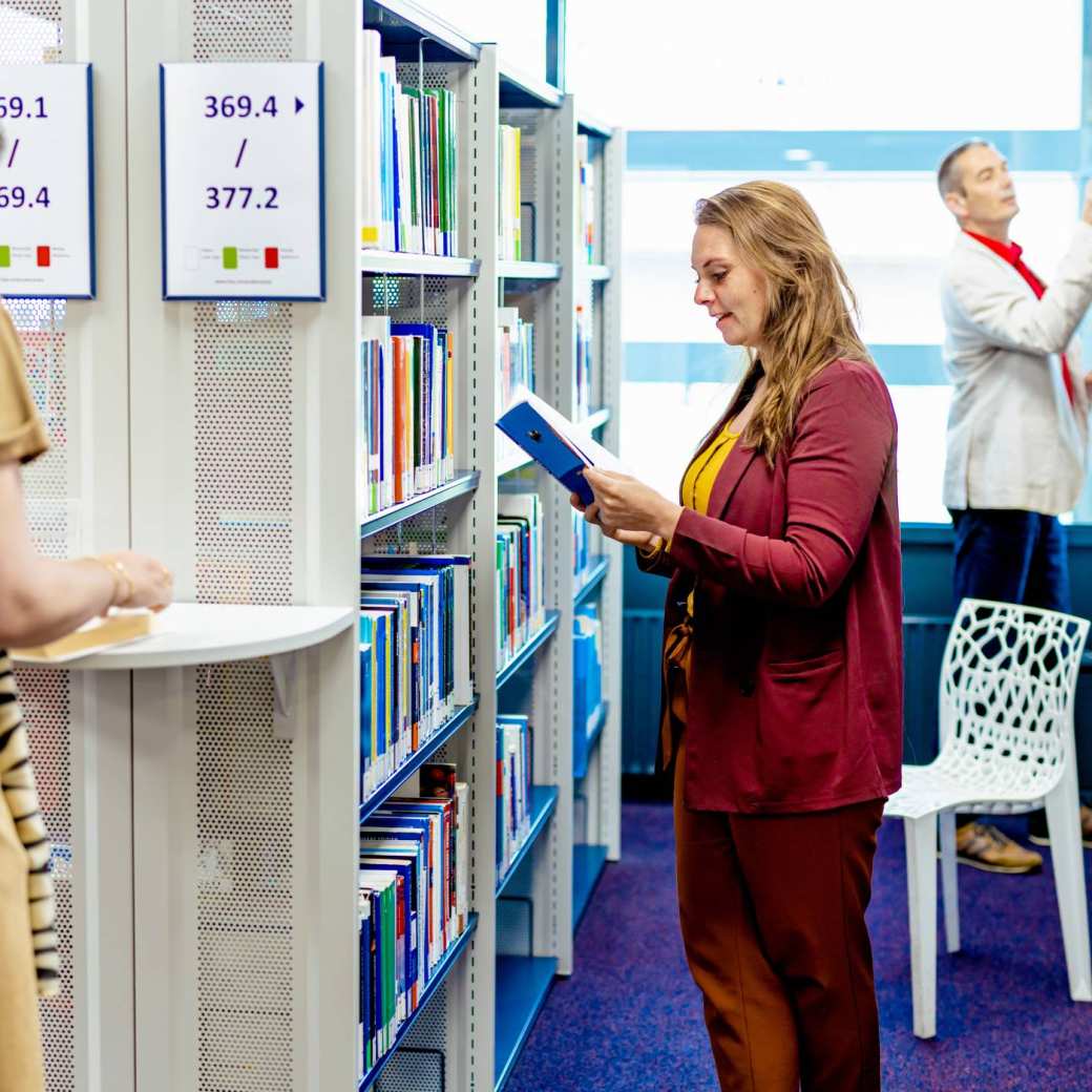 Logistics Management deeltijd, studiecentrum, boeken, uitzoeken, studeren, 2022