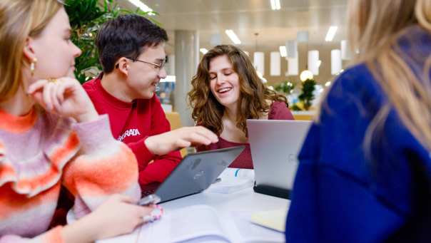 HAN Academie Educatie, Pabo, Pabo-ALO, ALPO, voltijd en deeltijd, studenten werken samen en lachen in studiecentrum, 2024