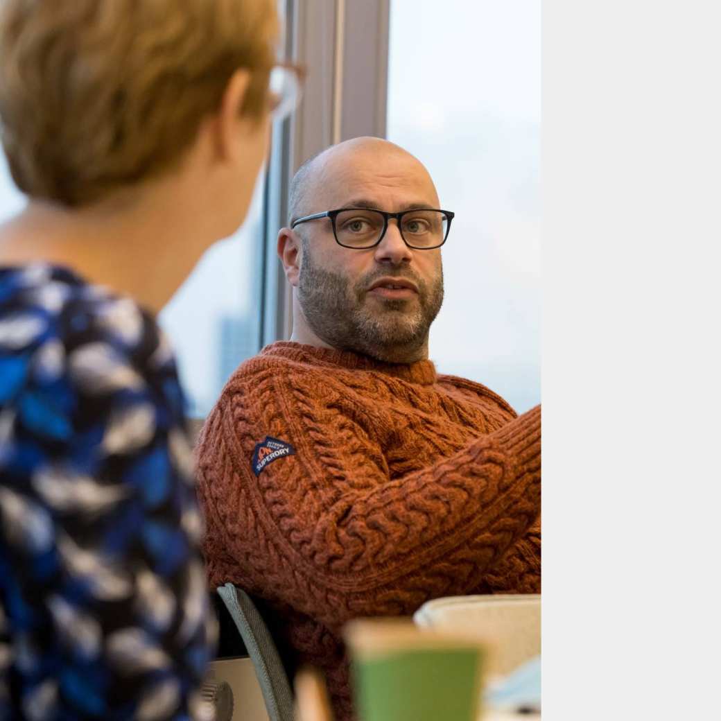 Een man en vrouw in gesprek