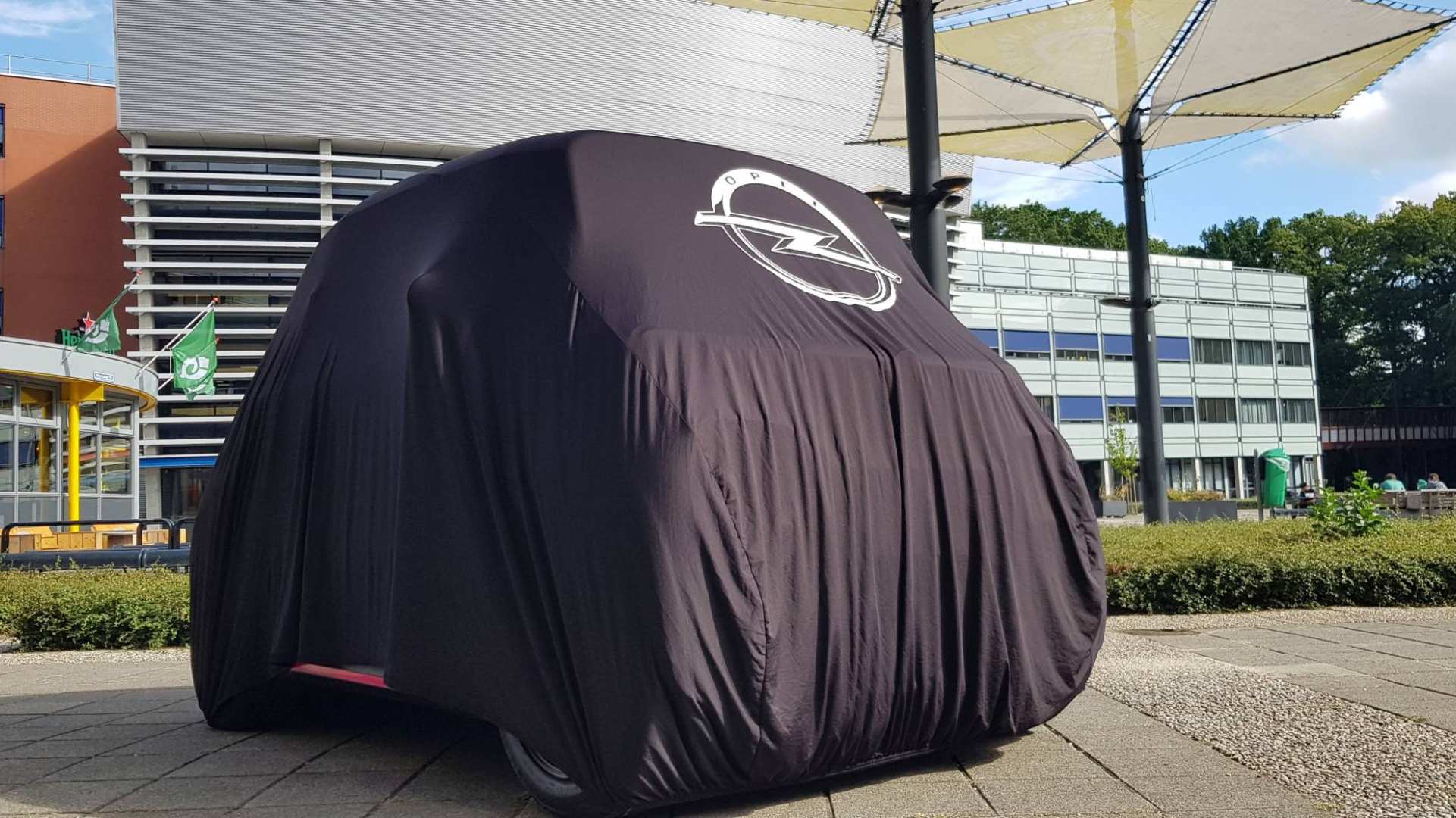 Opel Rocks-e is nog onder een onthullingskleed verstopt op de HAN Campus in Arnhem