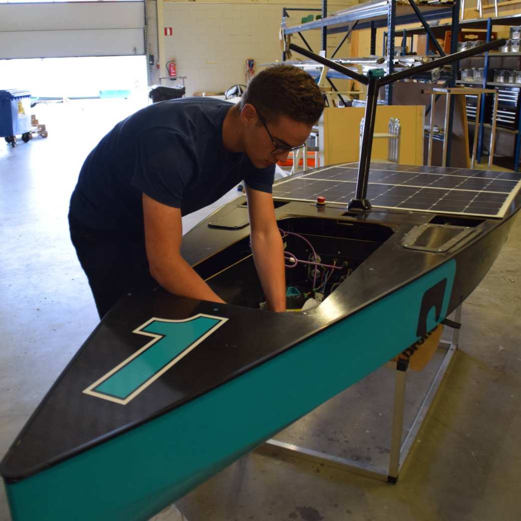 Mik Bel hangt over de solardrone voor het project Autonomous Solar Drone. SEECE, energietransitie, Industrieel Product Ontwerpen
